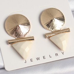 Pirinç Gold Renk Beyaz Üçgen Kadın Küpe