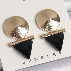 Pirinç Gold Renk Siyah Üçgen Model Kadın Küpe