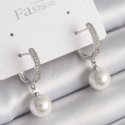 Pirinç Gümüş Renk Zirkon Taşlı Sallanı İnci Model Kadın Küpe