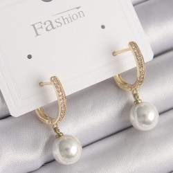 Pirinç Gold Renk Zirkon Taşlı Sallantı İnci Model Kadın Küpe