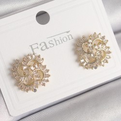 Pirinç Gold Renk Zirkon Taşlı Yonca Model Kadın Küpe