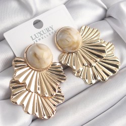 Pirinç Gold Renk Beyaz Mermer Desenli Boncuk Yaprak Model Vintage Kadın Küpe