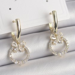 Pirinç Gold Renk Zirkon Taşlı Kelebek Figür Sallantı Model Kadın Küpe