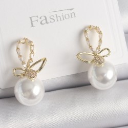 Pirinç Gold Renk Zirkon Taş Detaylı Fiyonk İnci Model Kadın Küpe