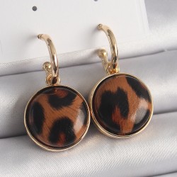 Pirinç Gold Renk Leopar Desenli Daire Model Kadın Küpe
