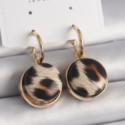 Pirinç Gold Renk Leopar Desenli Daire Model Kadın Küpe