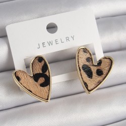 Pirinç Gold Renk Leopar Desen Kalp Model Kadın Küpe