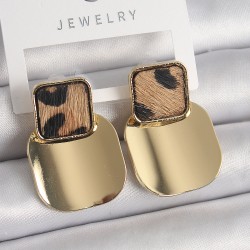 Pirinç Gold Renk Kare Plaka Model Leopar Desenli Kadın Küpe