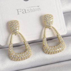 Pirinç Gold Renk Zirkon Taşlı Sallantı Üçgen Model Kadın Küpe
