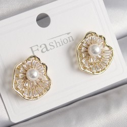 Pirinç Gold Renk Zirkon Taşlı Çiçek Model İnci Detay Kadın Küpe