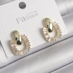Pirinç Gold Renk Sallantı Zirkon Taşlı Kare Model Kadın Küpe