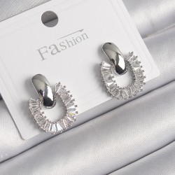 Pirinç Gümüş Renk Sallantı Zirkon Taşlı Kare Model Kadın Küpe