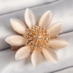 Pirinç Gold Renk Beyaz Mineli Çiçek Model Kadın Broş