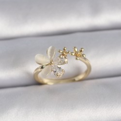 Pirinç Gold Renk Ayarlanabilir Zirkon Taşlı Beyaz Mineli Çiçek Model Kadın Yüzük