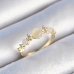 Pirinç Gold Renk Zirkon Taşlı Yıldız Detay Beyaz Mineli Kadın Yüzük