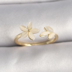 Pirinç Gold Renk Beyaz Mineli Çiçek Model Ayarlanabilir Yüzük