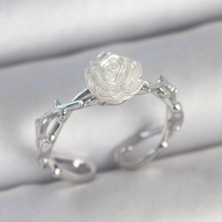 Pirinç Gümüş Renk Beyaz Gül Model Ayarlanabilir Kadın Yüzük